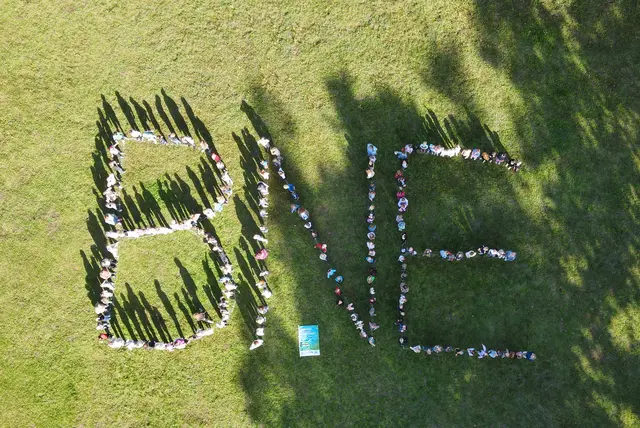 Schülerinnen und Schüler der Grundschule Sprötze-Trelde bilden gemeinsam die Buchstaben „BNE“ | Foto:  Landkreis Harburg