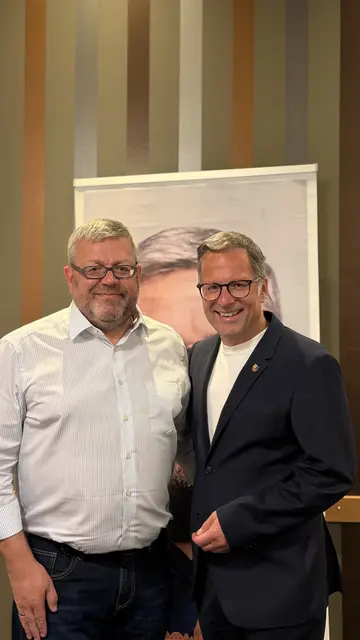 Ralf Dessel (parteilos) feiert den Wahlsieg in Buxtehude gemeinsam mit Landrat Kai Seefried (CDU) | Foto: Dessel