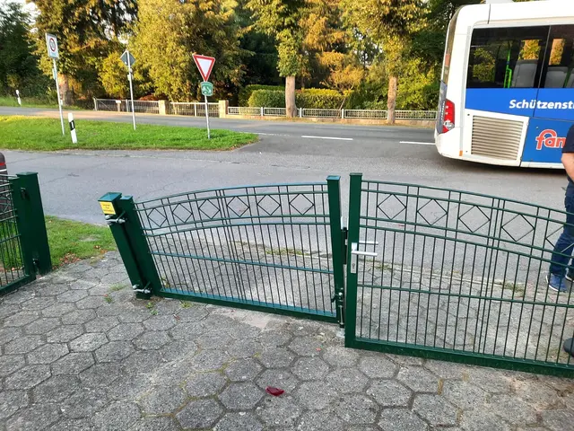 Schäden am Gartentor wie diese sind keine Ausnahme angesichts der Wendemanöver der KVG-Busse | Foto: Ralf Meyer