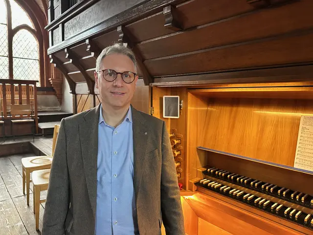 Timo Corleis vor der Orgel der Tostedter Johanneskirche | Foto: C. Wöhling