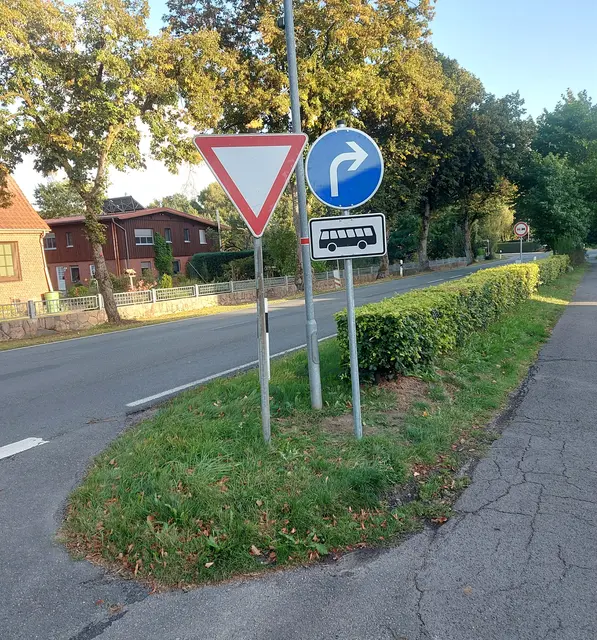 Trotz dieses Hinweisschildes kommt es wiederholt zu Wendemanövern mit Sachbeschädigungen | Foto: Ralf Meyer