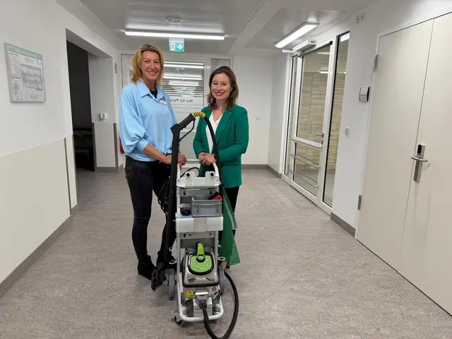 Ewa Organista (l.), Bereichsleitung, und Agnieszka Pawlicki, Geschäftsführerin der DLG Buchholz, mit einer der beiden neu erworbenen Reinigungsmaschinen im Krankenhaus Buchholz | Foto: DLG GmbH
