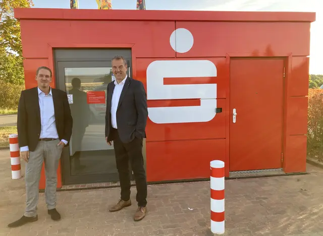 Der Vorstandsvorsitzende Andreas Sommer (re.) und Regionalleiter Ingo Gräper haben den modernen SB-Pavillon der Sparkasse Harburg-Buxtehude in Garstedt eröffnet. | Foto: Sparkasse