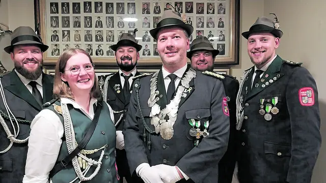 Der neue Vizekönig mit seinen Adjutanten und seiner Adjutantin (v.li.): Philipp Eberhardt, Melanie Berning Hendrik Ebeling, Peter-Heinrich Heins, Michael Maack und Felix Müller | Foto: Verein