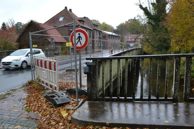 Die gesperrte Brücke vor dem Amtshaus im Oktober 2025 | Foto: bim