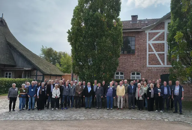 Museumsdirektor Stefan Zimmermann (15. v. r.) freute sich über 50 Wissenschaftlerinnen und Wissenschaftler, Ehrenamtliche und interessierte Laien, die zur Tagung des Arbeitskreises Heimatforschung ins Freilichtmuseum am Kiekeberg kamen. | Foto: FLMK