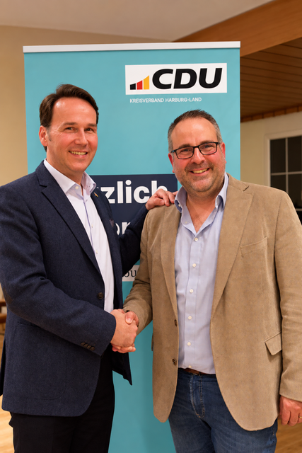 CDU-Kreisvorsitzender, André Bock (li.)  gratuliert Jan Bauer | Foto: Max Müller