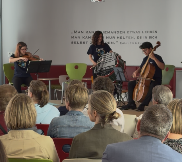 Adriano da Silva Trarbach, Cellist des Trios "Barroco Brasil" wuchs in den Elendsvierteln von Curitiba auf und verdankt dem Hilfsprojekt seinen musikalischen Bildungsweg | Foto: Manuela Quade