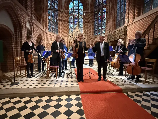 Solistin Dagmar Narbèl und das Albis Kammerorchester gestalteten ein stimmungsvolles Konzert in der Stiftskirche Ramelsloh | Foto: Katrin Lembke-Schlaaff