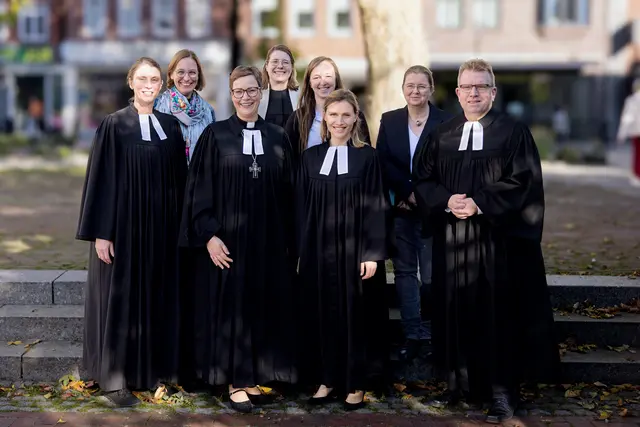 Die neue Superintendentin Johanna Reimers (3. v. re.) mit (v. li.) stellv. Superintendentin Alexandra Powalowski, Elke Spinneker (Mitglied des Kirchenvorstands der Kirchengemeinde Bardowick), Regionalbischöfin Marianne Gorka, Pastorin Flore Duda (St. Marien), Johannina Wenk (Kirchenkreisjugendwartin), Susan Buchholz (Mitglied im Vorstand der Kirchenkreissynode) und stellv. Superintendent Hans Georg Wieberneit | Foto: Markus Schwarze