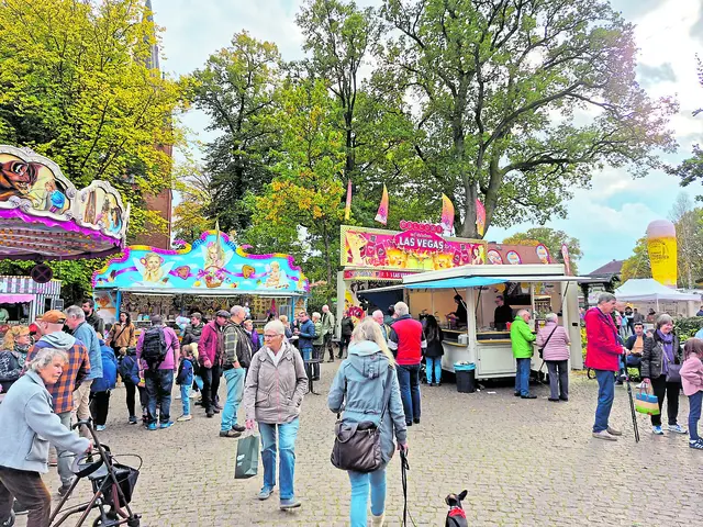 Ein breitgefächertes Angebot lockte beim Hanstedter Herbstmarkt wieder auf das Geidenhof-Gelände (Foto Herbstmarkt 2025) | Foto: Gemeinde Hanstedt