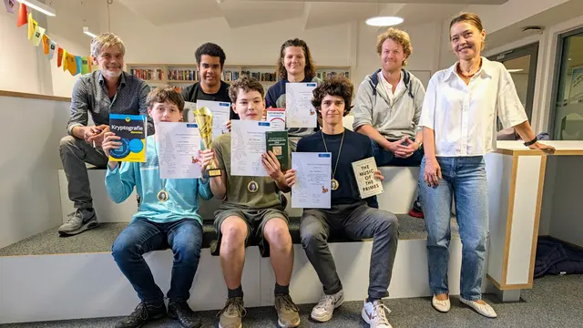 Von links: Dirk Benthack (Stellvertretender Schulleiter), Linus Grohse, Leonel Hesse, Niko Badurczik, Karl Wahle, Henri Benthack, Dominique Ufer (betreuende Lehrkraft), Sabrina Klar (Koordinatorin Mathematik und Naturwissenschaften) | Foto: Jan Filter