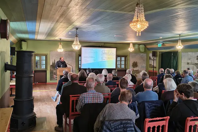 Museumsdirektor Stefan Zimmermann begrüßte die Tagungsgäste des Arbeitskreises Heimatforschung und sprach über den Bau von Turnhallen und Freibädern im
Landkreis Harburg der ersten Nachkriegsjahrzehnte. | Foto: FLMK