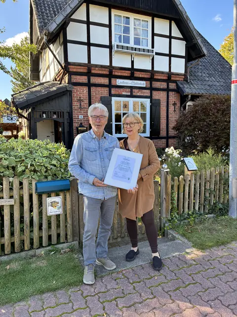 Angelika und Rainer Lamade vor der als "Schönes Haus 2026" ausgezeichneten Villa an der Gartenstraße | Foto: Michela Dulz
