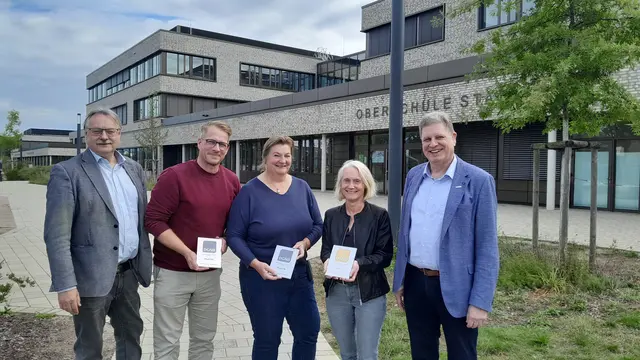 Große Freude über die Zertifizierung für nachhaltiges Bauen: Thomas Friedrichs (v. li.) von der Projektentwicklung Stade, die Schulleiter Alexander Eßer und Cordula Wuttke, Maren Wefer von der Gebäudewirtschaft Stade und Stadtrat Carsten Brokelmann  | Foto:  Hansestadt Stade