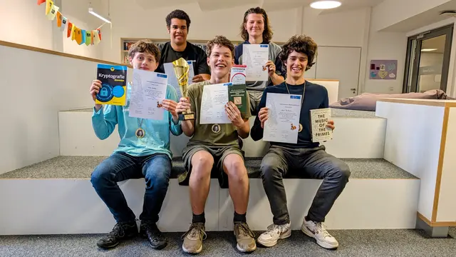 Von links: Linus Grohse, Leonel Hesse, Niko Badurczik, Karl Wahle und Henri Benthack holten den Pokal mit ihrer außergewähnlichen Leistung | Foto: Jan Filter