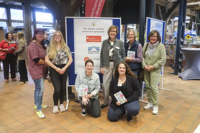 Der Vorstand von Lese-Zeichen e.V. bei der Auftaktparty im Marstall (von links): Franziska Ringler, Anika Bürger, Claudia Kretschmer, Ulrike Tschirner, Geraldine Horn, Christel Laupitz und Britta Lienhöft | Foto: Büchereiverein Lese-Zeichen e.V.