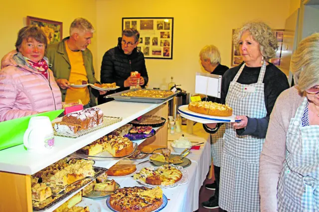 Fördervereins-Vorsitzende Alexandra Eicks (re.) und viele Mitstreiter servieren am Aktionstag Leckeres rund um den Apfel | Foto: Einar Petersen