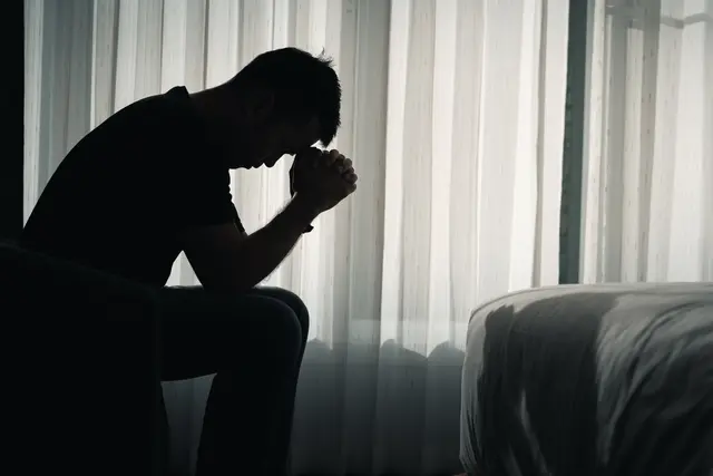 Eine Depression ist eine ernstzunehmende Erkrankung. Neben einer therapeutischen Behandlung kann die Teilnahme an einer Selbsthilfegruppe sinnvoll sein | Foto: Adobe Stock/Woraphon