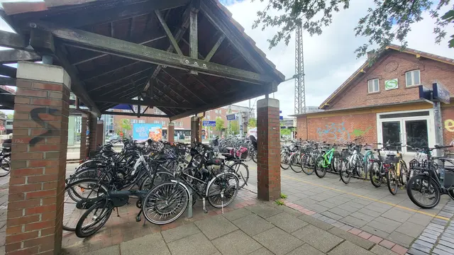 Der Bahnhof in Buxtehude soll ein Fahrrad-Parkhaus erhalten
