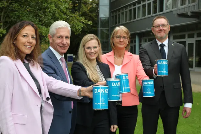 Auch der Verwaltungsvorstand der Kreisverwaltung mit (von links) Kreisrätin Ana Cristina Bröcking, Landrat Rainer Rempe, Meike Oetzmann, Kreisrätin Annerose Tiedt und Erster Kreisrat Josef Nießen unterstützt die Sammlung des Volksbundes Deutsche Kriegsgräberfürsorge.

 | Foto: Landkreis Harburg