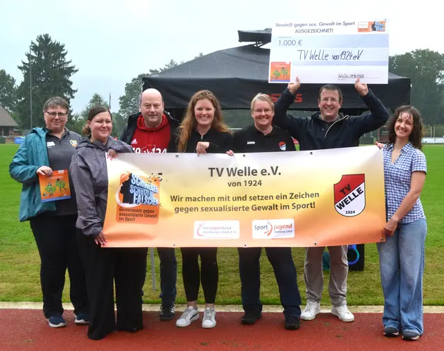Bei der Würdigung des Engagements des TV Welle (v. li.): Nicole Schuback (KSB), Juliane Gesche (Vertrauensperson im TV Welle), TV-Welle-Vorsitzender Christoph Wille, zweite Vorsitzende des TV Welle, Vanessa Köhler, Leichtathletik-Abteilungsleiterin Christiane Schulze, Sebastian Lühr (stv. KSB-Vorsitzender) und Lynn Sophie Bachorz (Vertrauensperson TV Welle und Leichtathletik-Trainerin) | Foto: bim