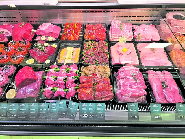 Gut zu wissen: Die beliebte Bedientheke mit Fleisch, Wurst, Käse und Salaten bleibt erhalten | Foto: Foltmer