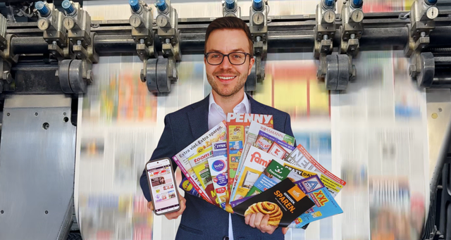 Das Beste aus zwei Welten: Tobias Benecke mit dem mobilen WOCHENBLATT-Epaper auf dem Smartphone und der bunten Vielfalt an Print-Beilagen | Foto: wd