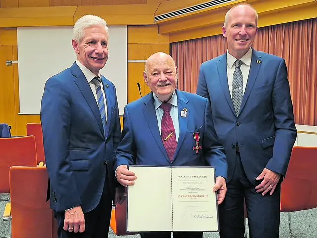 Bundesverdienstkreuz-Träger Prof. Dr. Dr. h.c. mult. Harald Rosenthal (Mi.) mit Landrat Rainer Rempe (li.) und Neu
Wulmstorfs Bürgermeister Tobias Handtke | Foto: Birgit Rosenthal