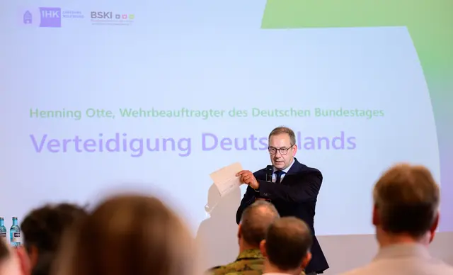 Den sicherheitspolitischen Blick auf die Verteidigung Deutschlands brachte der Wehrbeauftragte des Deutschen Bundestags, Henning Otte, in das Forum ein | Foto: IHKLW / Schulze