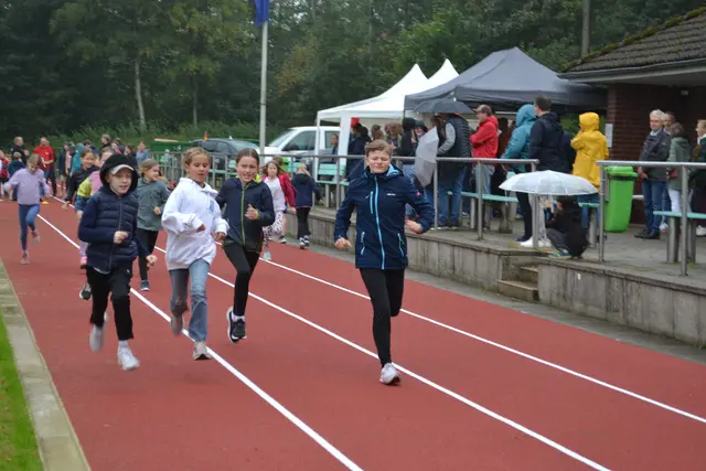 Die ersten Teilnehmer laufen auf ihre Position für den Pendellauf | Foto: bim