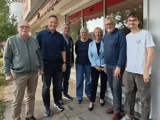 Der neu gewählte Vorstand des AWO Ortsvereins Buxtehude e.V. (v. l. n. r.): Burkhard Montag (neuer stellvertretender Vorsitzender), Dr. Andre Borgerhoff (Vorsitzender), Wilhelm Schmidt (Kassierer), Heidrun Wölken (zweite Kassiererin), Annette Gutsfeld (stellvertretende Vorsitzende), Wolfgang Gutsfeld (Schriftführer) und Jan Connor Stech (neuer Beisitzer). | Foto: AWO Buxtehude