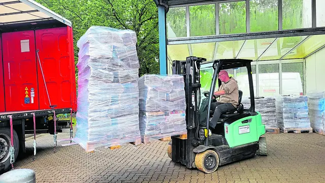WOCHENBLATT-Mitarbeiter Torsten Zimmer beim Abladen eines Lkw | Foto: wd