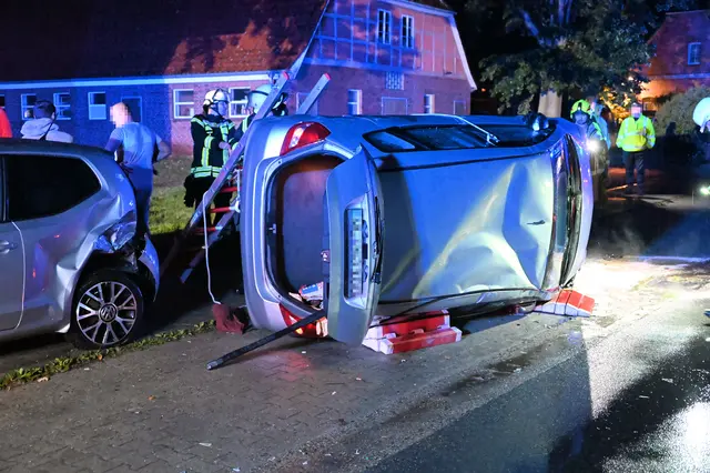 Nach dem Zusammenstoß mit einem parkenden Auto kippte der Honda Jazz um und blieb auf der Seite liegen | Foto: Mathias Wille