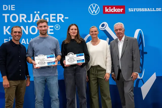 In der Münchner Allianz Arena erhielten Lyn Meyer und Eike-Tjark Schmidt aus den Händen von Alexandra Popp (Zweite v.re.) und Philipp Lahm (li.) ihre schneeweißen Kanonen | Foto: NFV