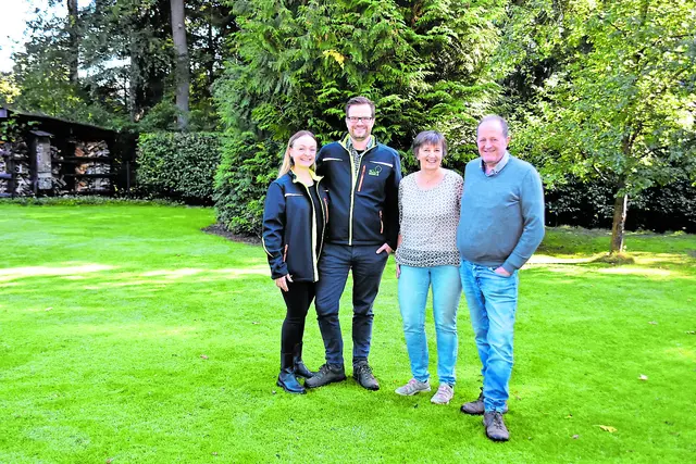 Der Familienbetrieb (v. li.): Vivien und Thomas Behr mit seinen Eltern Birgit und Siegfried Behr, die die Firma bis 2022 führten  | Foto: Axel-Holger Haase