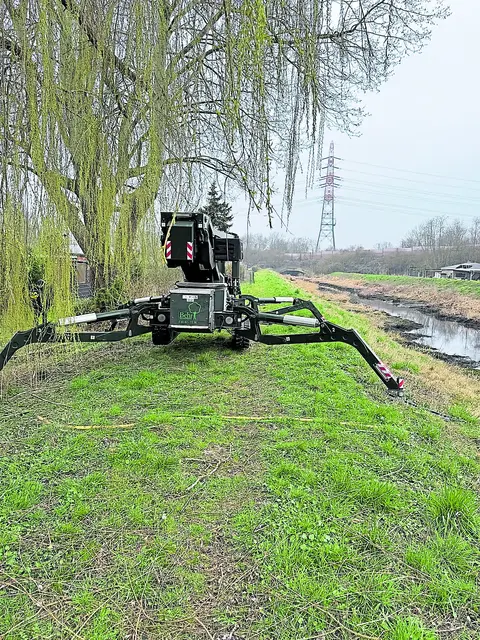 Mit dem passenden Gerät aus dem Fuhrpark  können die Arbeiten sicher und perfekt durchgeführt werden | Foto: Baumdienst Behr