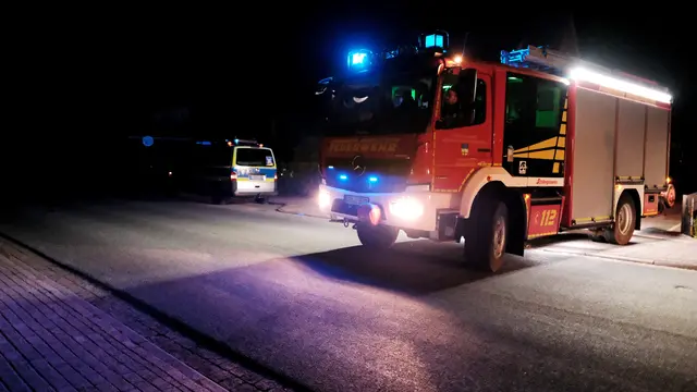 Polizeifahrzeug und  Feuerwehrfahrzeug in der Straße Forth | Foto: Rolf Hillyer-Funke/Feuerwehren SG Oldendorf-Himmelpforten