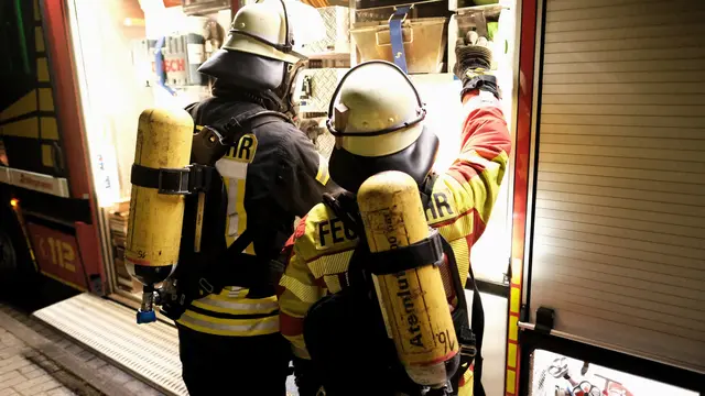 Einsatzkräfte der Feuerwehr Himmelpforten mit Atemschutzgeräten am Einsatzfahrzeug | Foto: Rolf Hillyer-Funke/Feuerwehren SG Oldendorf-Himmelpforten