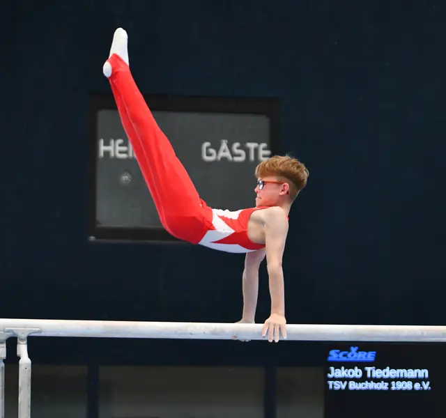Fleißig und zielorientiert: Landeskaderturner Jakob Tiedemann (11) turnte starke 8,70 Punkte am Barren und gewann Silber im Einzelklassement  | Foto:  J. Niebuhr