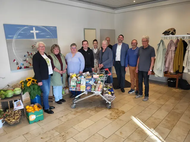Aktive der Evangelischen Gemeinschaft Gödenstorf und des Salzhäuser "InterZOB" freuen sich über die Spenden (v. li.): Dorle Arndt, Petra Hoffmann, Birgit Lubig, Carel Fritz, Deti Kanefendt, Anke Villwok, Joachim Kanefendt, Gemeinschaftspastor Felix Gehring, Andreas Diekmann und Hans Lünnemann | Foto: ce