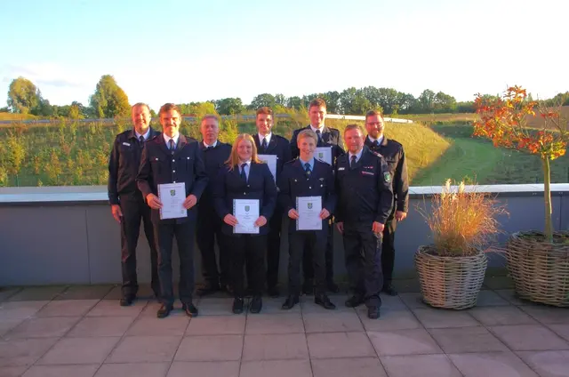 Andreas Brauel (Stellv. Geindebrandmeister, v. li.), Fabian Dierks, Phillip Müller (Ortsbrandmeister), Amy Riller, Jakob Dunker Simon, Niels Weithäuser, Mika Münchow Steffen (Stellv. Gemeindebrandmeister), Björn Lehmann (stellv. Ortsbrandmeister) | Foto: FF Hittfeld/Feldtmann