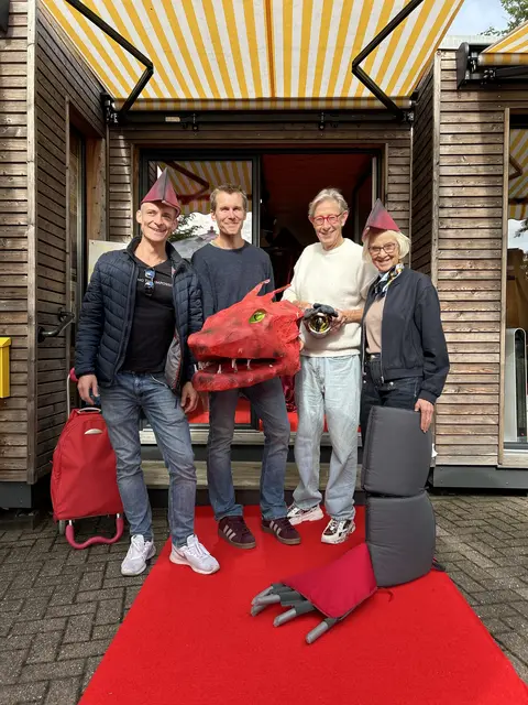 Das hat Kopf und Fuß: Birger Timm (v. li.), Michael Mammes, Max Schuran und Wilma Huckauf zeigen schon mal Einzelteile des Drachen | Foto: Melanie Bartsch