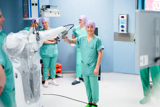 Gut vorbereitet auf den ersten Einsatz: Eine Mitarbeiterin des OP-Teams übt während der Schulung 
am Roboterarm des Mako SmartRobotics Systems®. Vor der ersten Operation wurde das Team 
umfassend in die Anwendung der neuen Technologie und die Abläufe im Operationssaal eingewiesen | Foto: Elbe Klinikum Stade