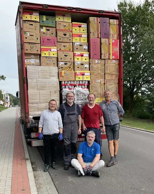 Co-Initiator Uwe Bruns (re.) mit Helfern vor dem mit Hilfsgütern für Bulgarien beladenen Lkw | Foto: Bruns