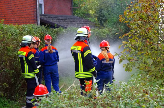 Riegelstellung: Die Jugendfeuerwehr passte auf, dass das "Feuer" nicht übergreifen konnt | Foto: FF Hittfeld/Feldtmann