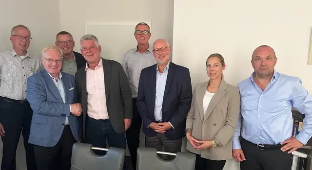 Nach erfolgter Vertragsunterzeichnung geben sich Axel Lohse (Vorstandssprecher der RAISA eG, 2.v.l.) und Mathias Knoll (Vorstandsmitglied der VR PLUS, 4.v.l.) die Hand | Foto: RAISA eG