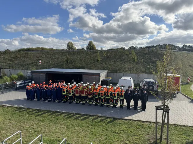 Antreten zur Kranzniederlegung: die Feuerwehr Hittfeld | Foto: FF Hittfeld/Feldtmann