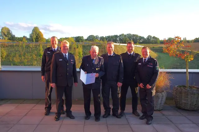 Andreas Brauel (Stellv. Gemeindebrandmeister, v. li.), Jörn Petersen (Kreisbrandmeister), Klaus Hering, Phillip Müller (Ortsbrandmeister), Simon Steffen (Stellv. Gemeindebrandmeister) | Foto: FF Hittfeld/Feldtmann