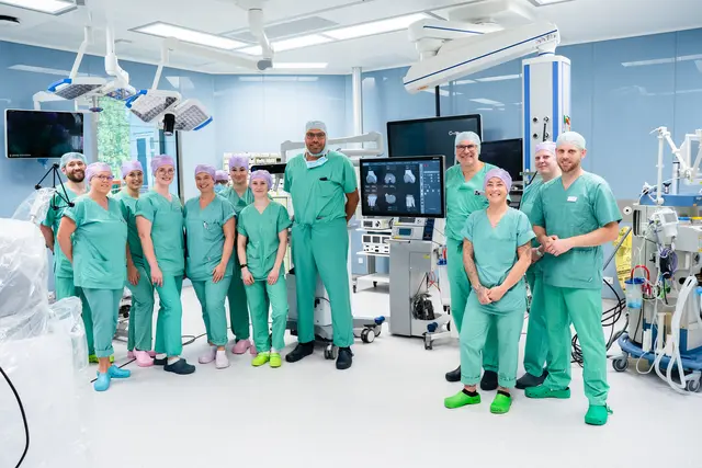 Das OP-Team der Klinik für Unfallchirurgie und Orthopädie mit dem neuen Mako SmartRobotics 
System® im modernen 10. OP-Saal des Elbe Klinikums Stade. Mit der Einführung der 
roboterassistierten Technologie erweitert die Klinik ihre Möglichkeiten in der Knieendoprothetik | Foto: Elbe Klinikum Stade